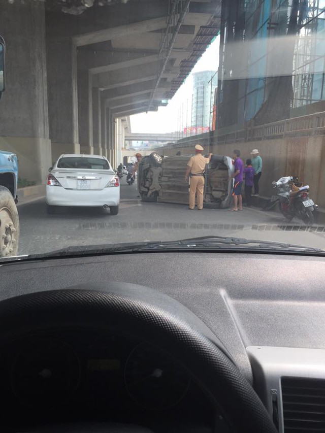 Tránh xe máy chạy sai làn, taxi lật nghiêng trong hầm đường bộ Nguyễn Trãi - Ảnh 4.