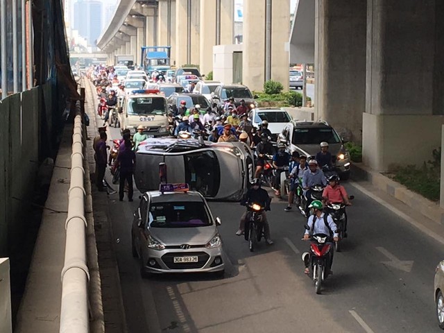 Tránh xe máy chạy sai làn, taxi lật nghiêng trong hầm đường bộ Nguyễn Trãi - Ảnh 3.