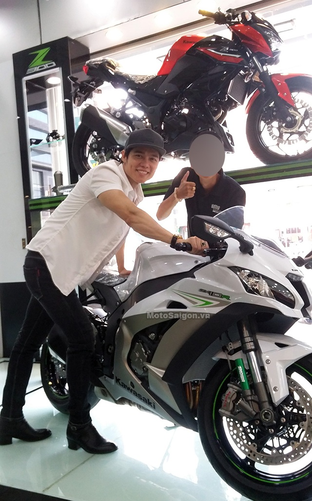 Nam ca sỹ Lưu Chí Vỹ mua mô tô Kawasaki Ninja ZX-10R 2017 trị giá hơn nửa tỷ Đồng - Ảnh 1.