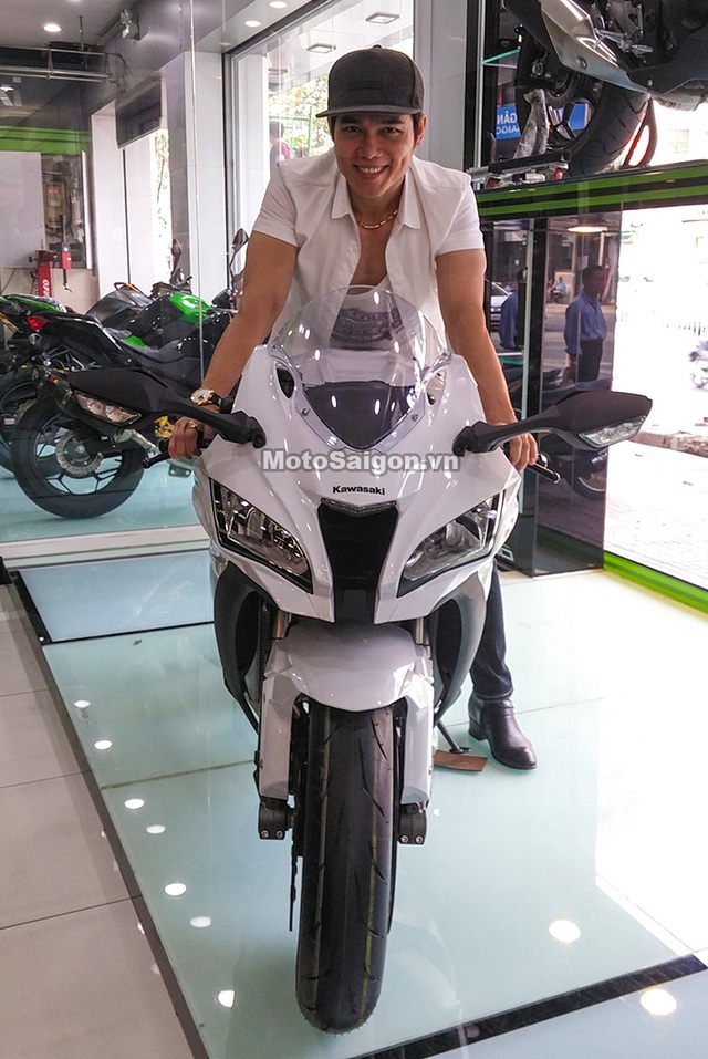 Nam ca sỹ Lưu Chí Vỹ mua mô tô Kawasaki Ninja ZX-10R 2017 trị giá hơn nửa tỷ Đồng - Ảnh 2.