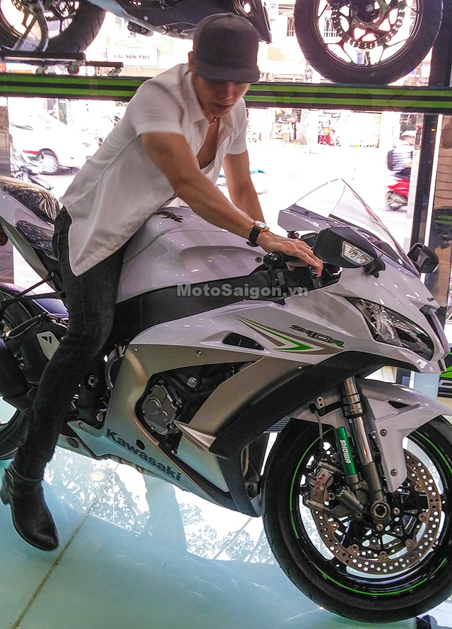 Nam ca sỹ Lưu Chí Vỹ mua mô tô Kawasaki Ninja ZX-10R 2017 trị giá hơn nửa tỷ Đồng - Ảnh 3.