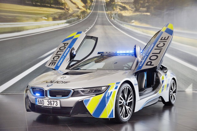 Chiếc xe cảnh sát BMW i8 đầu tiên gặp nạn trên thế giới - Ảnh 1.