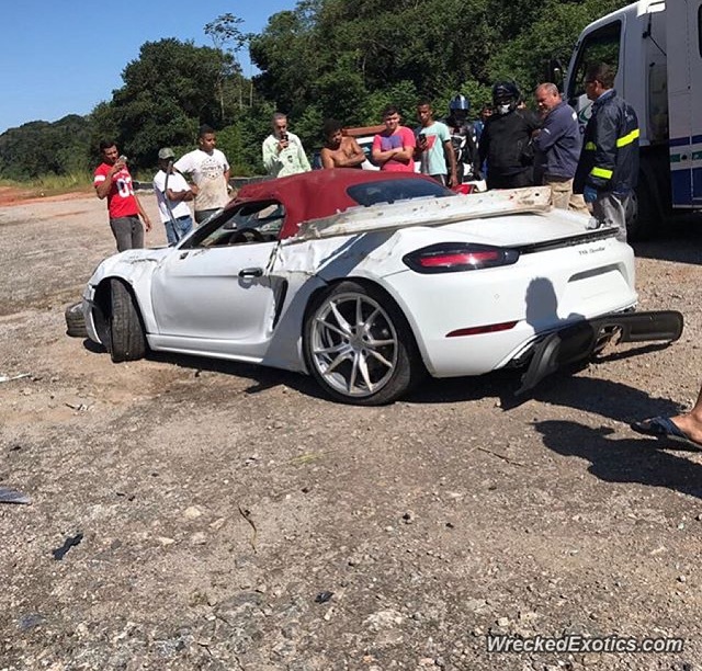 Porsche 718 Boxster mới toanh mất lái trên cao tốc và bị lật, 1 cô gái tử vong - Ảnh 1.