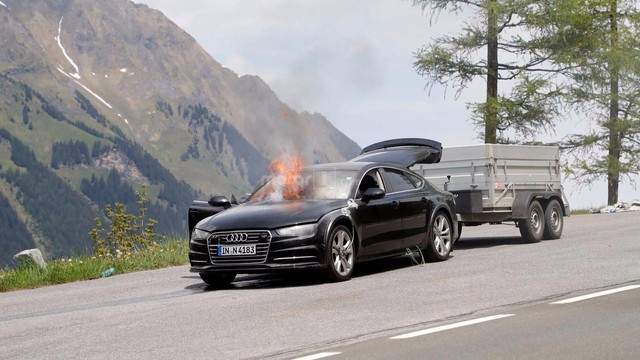 Xe sang Audi A7 2019 bốc cháy ngùn ngụt trên đường thử - Ảnh 1.