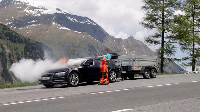 Xe sang Audi A7 2019 bốc cháy ngùn ngụt trên đường thử - Ảnh 3.
