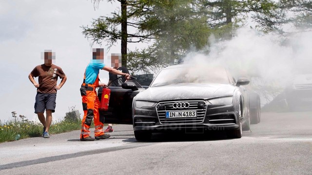Xe sang Audi A7 2019 bốc cháy ngùn ngụt trên đường thử - Ảnh 4.