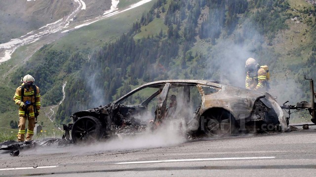 Xe sang Audi A7 2019 bốc cháy ngùn ngụt trên đường thử - Ảnh 8.