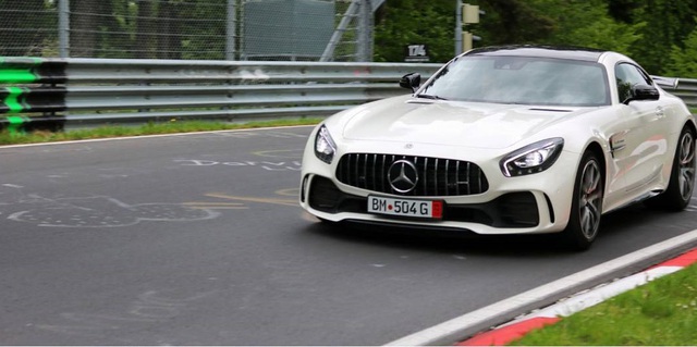 Chiếc siêu xe Mercedes-AMG GT R đầu tiên gặp nạn trên thế giới - Ảnh 1.