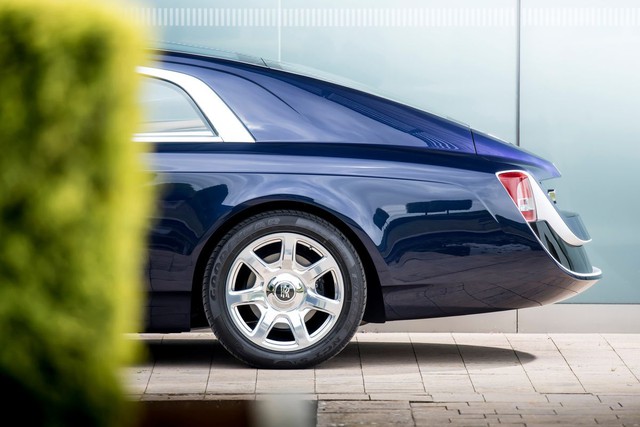 Bắt gặp kiệt tác 290,6 tỷ Đồng Rolls-Royce Sweptail trên đường phố - Ảnh 9.
