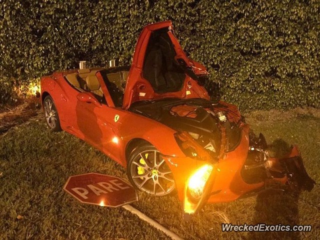 Bị Ferrari California đâm từ phía sau, Hyundai ix35 ngửa bụng lên trời - Ảnh 1.