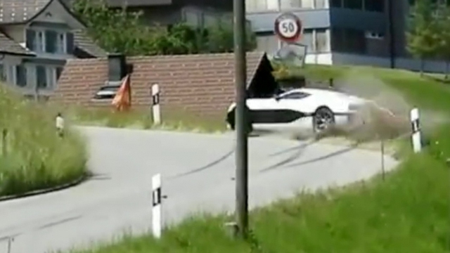 Mr. Chọc ngoáy Jeremy Clarkson làm hỏng bánh siêu xe Lamborghini Aventador S - Ảnh 5.