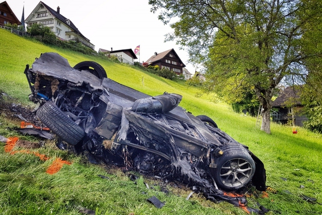 Mr. Chọc ngoáy Jeremy Clarkson làm hỏng bánh siêu xe Lamborghini Aventador S - Ảnh 7.