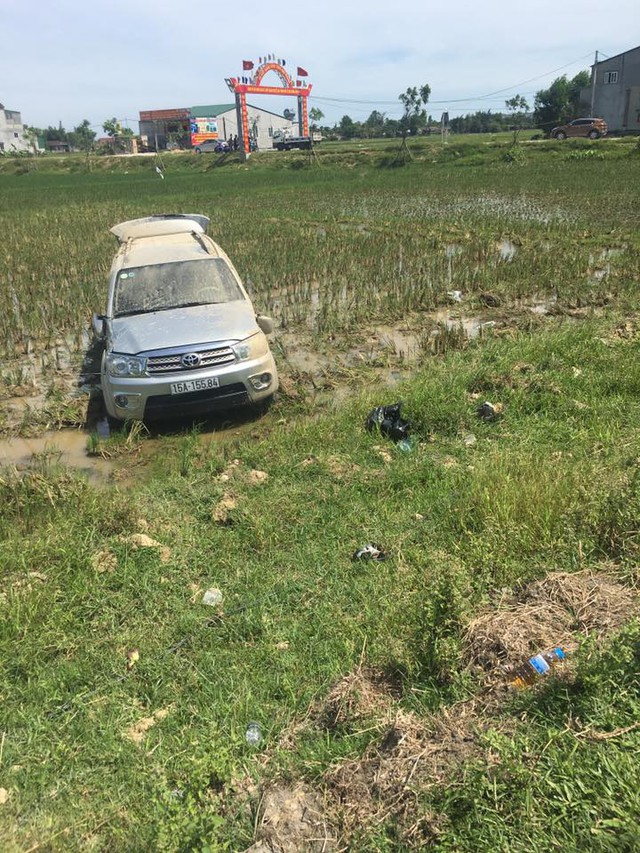 Hà Tĩnh: Toyota Fortuner đâm lật xe cảnh sát rồi lao xuống ruộng - Ảnh 3.