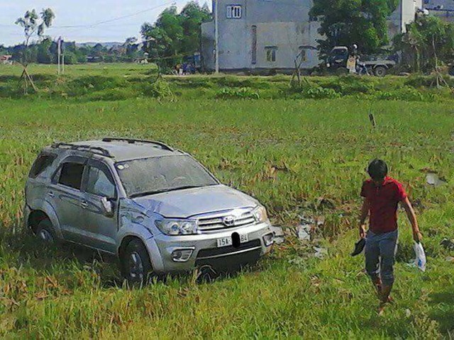 Hà Tĩnh: Toyota Fortuner đâm lật xe cảnh sát rồi lao xuống ruộng - Ảnh 5.