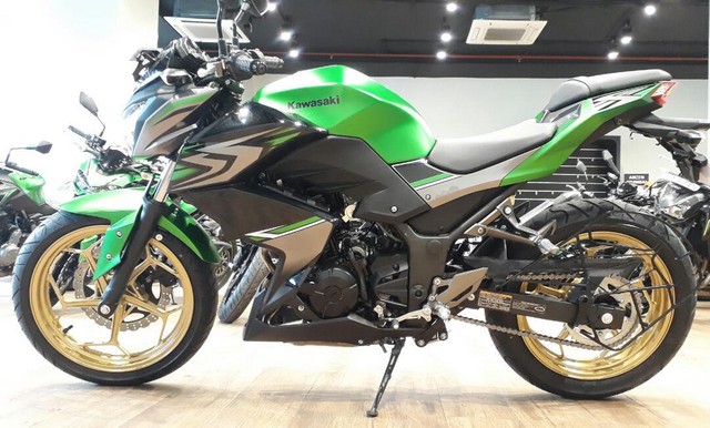 Naked bike giá rẻ Kawasaki Z250 2017 xuất hiện tại đại lý - Ảnh 1.