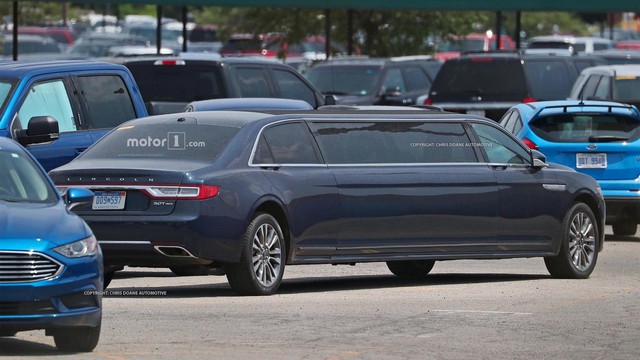 Lincoln Continental Limousine bất ngờ bị tóm gọn trong bãi đỗ xe - Ảnh 3.