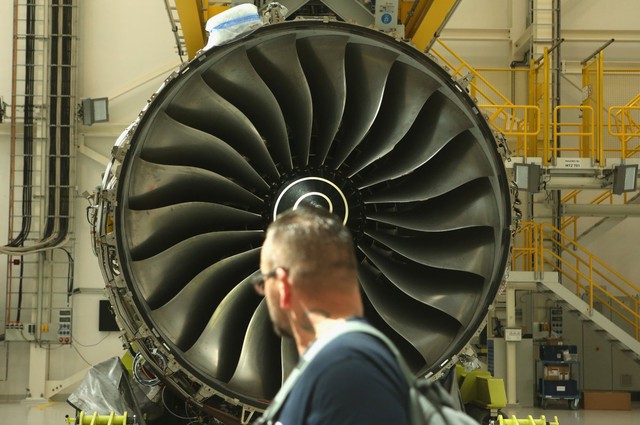 Khám phá nhà máy sản xuất một trong những động cơ máy bay chạy êm nhất của Rolls-Royce - Ảnh 1.
