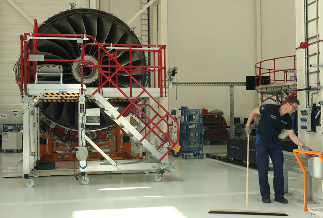Khám phá nhà máy sản xuất một trong những động cơ máy bay chạy êm nhất của Rolls-Royce - Ảnh 6.