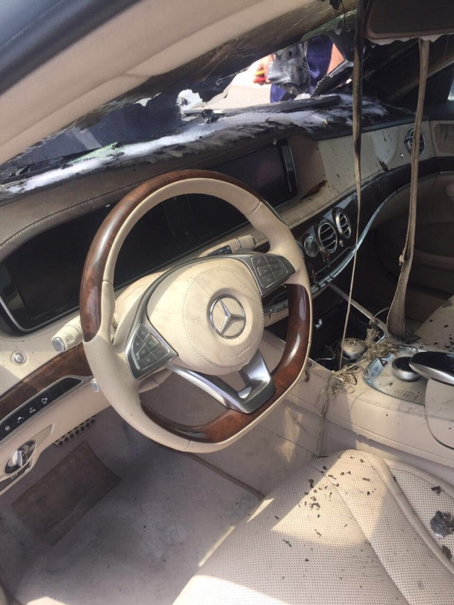 Xe sang Mercedes-Benz S-Class bốc cháy dưới cái nắng mùa hè - Ảnh 2. Xe sang Mercedes-Benz S-Class bốc cháy dưới cái nắng mùa hè - Ảnh 2.
