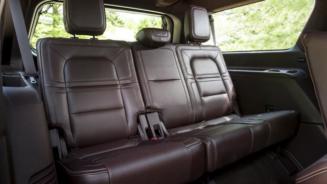 Chuyên cơ mặt đất Lincoln Navigator 2018 thêm đồ sộ với phiên bản kéo dài - Ảnh 7. Chuyên cơ mặt đất Lincoln Navigator 2018 thêm đồ sộ với phiên bản kéo dài - Ảnh 7.