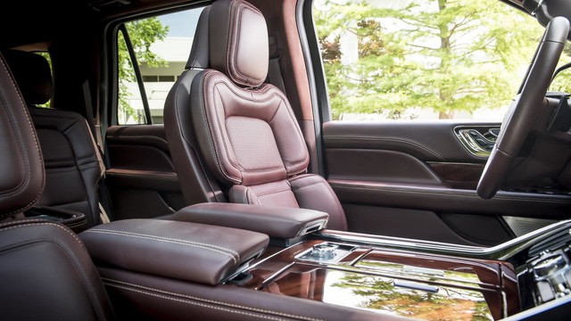 Chuyên cơ mặt đất Lincoln Navigator 2018 thêm đồ sộ với phiên bản kéo dài - Ảnh 11. Chuyên cơ mặt đất Lincoln Navigator 2018 thêm đồ sộ với phiên bản kéo dài - Ảnh 11.