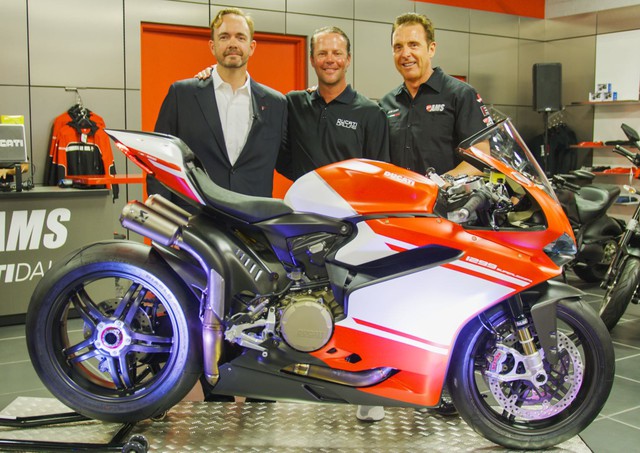 Siêu mô tô tiền tỷ Ducati 1299 Superleggera đầu tiên được giao cho chủ nhân - Ảnh 1.