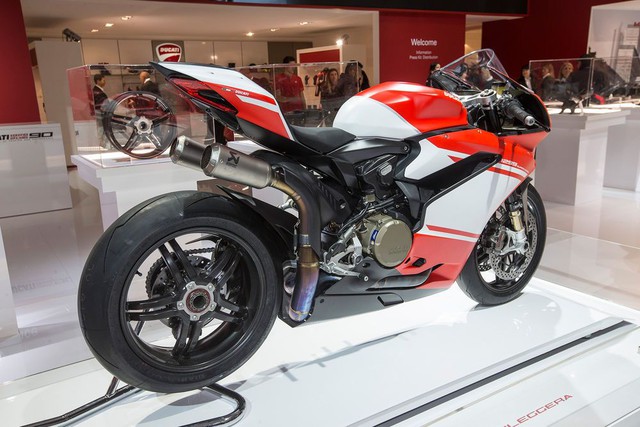 Siêu mô tô tiền tỷ Ducati 1299 Superleggera đầu tiên được giao cho chủ nhân - Ảnh 3.