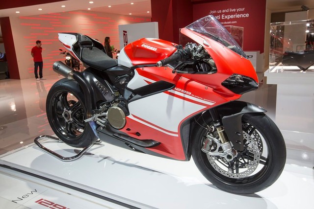 Siêu mô tô tiền tỷ Ducati 1299 Superleggera đầu tiên được giao cho chủ nhân - Ảnh 5.