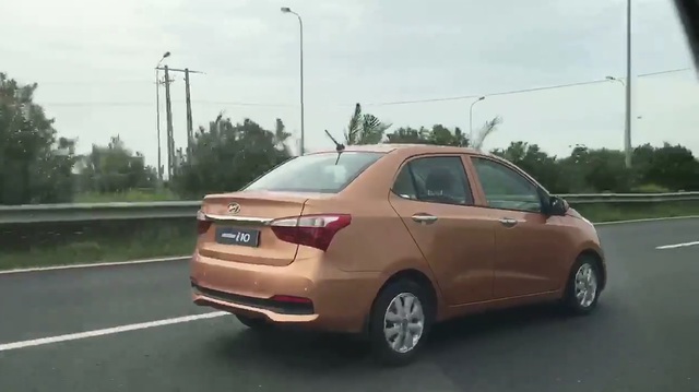 Video bắt gặp Hyundai Grand i10 Sedan 2017 trên đại lộ Thăng Long - Ảnh 4.