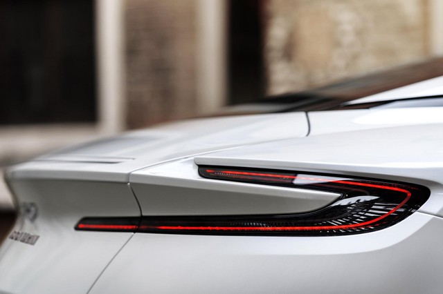 Aston Martin DB11 có thêm phiên bản V8 với giá mềm hơn - Ảnh 11.