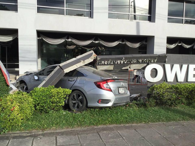 Nam sinh viên lái Honda Civic Hatchback 2017 ở tốc độ cao, lao thẳng vào tòa nhà bên đường - Ảnh 3.