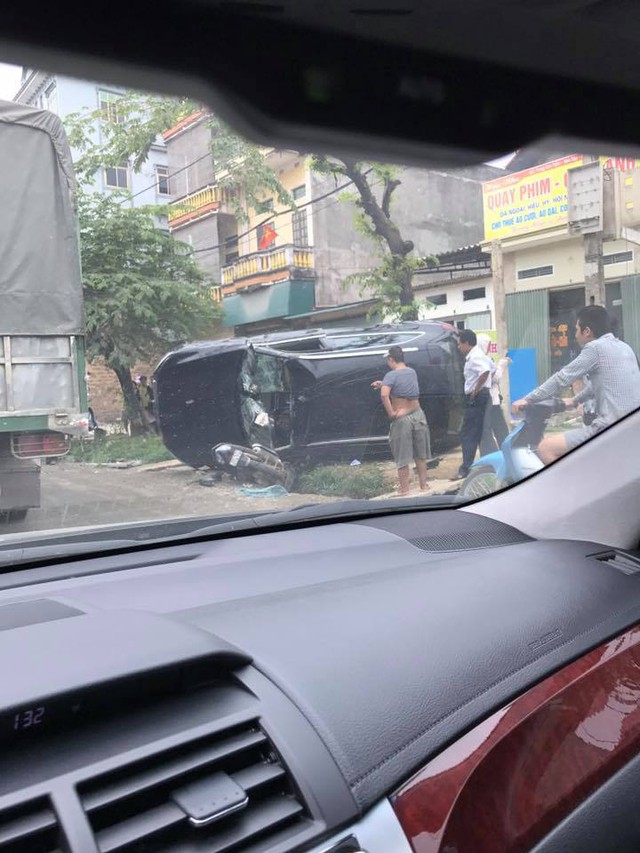 SUV sang Audi Q5 của nữ tài xế bị lật trong vụ tai nạn tại Hà Nội - Ảnh 1.