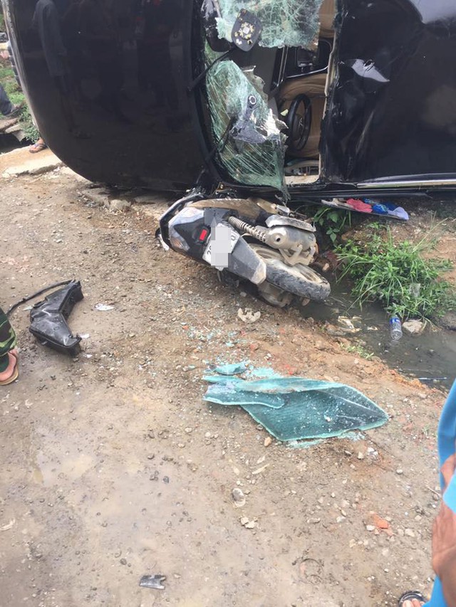SUV sang Audi Q5 của nữ tài xế bị lật trong vụ tai nạn tại Hà Nội - Ảnh 2.