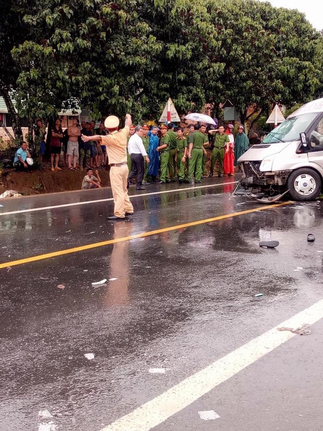 Video ghi lại khoảnh khắc 2 xe khách va chạm kinh hoàng tại Kon Tum khiến 4 người tử vong - Ảnh 4.