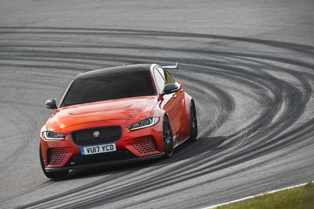 Jaguar XE SV Project 8 - Mãnh thú dành cho đường đua - Ảnh 5. Jaguar XE SV Project 8 - Mãnh thú dành cho đường đua - Ảnh 5.