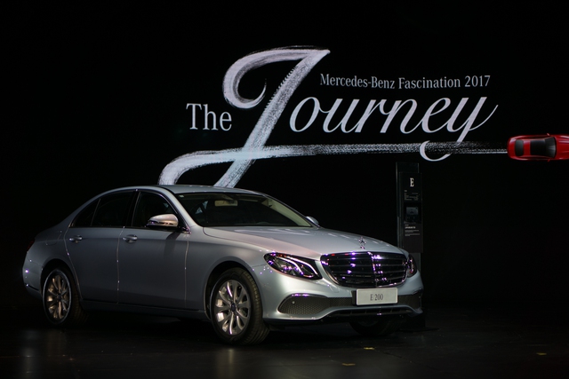 Triển lãm Mercedes-Benz Fascination 2017 chính thức khai mạc tại Hà Nội với dàn xe hơn 150 tỷ Đồng - Ảnh 2. Triển lãm Mercedes-Benz Fascination 2017 chính thức khai mạc tại Hà Nội với dàn xe hơn 150 tỷ Đồng - Ảnh 2.