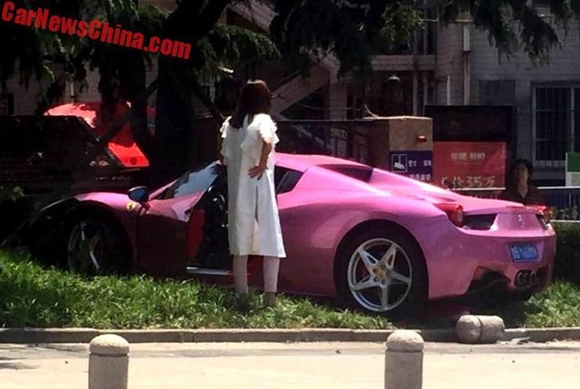 Cô gái trẻ gây tai nạn cho siêu xe Ferrari 458 Spider màu hồng - Ảnh 1.