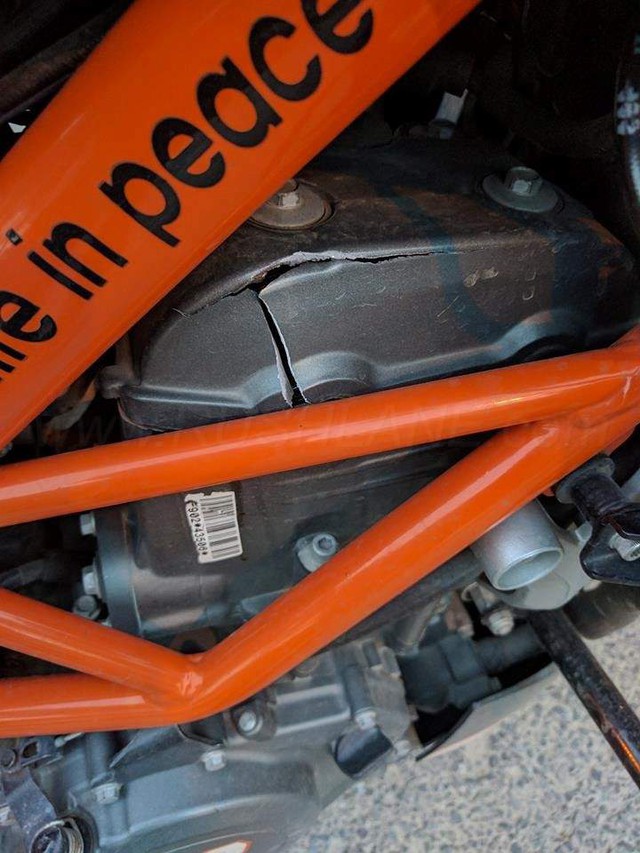 Biker tá hỏa vì KTM Duke 390 bất ngờ nứt vỏ động cơ khi chạy ở vận tốc 30 km/h - Ảnh 2.