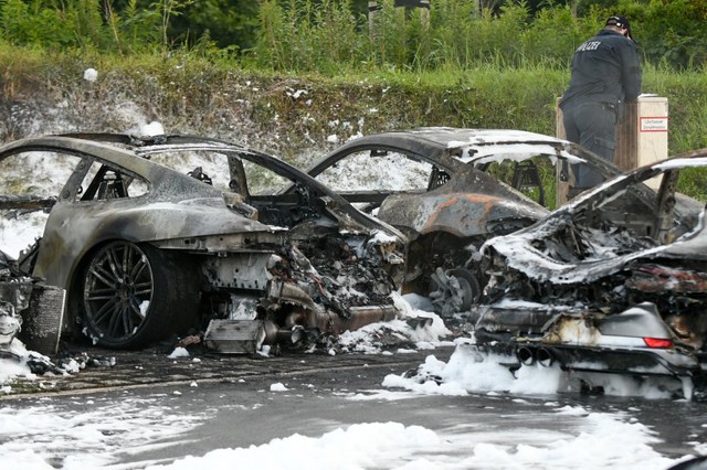 12 chiếc xe sang Porsche của một đại lý bị phóng hỏa đốt cháy - Ảnh 6.