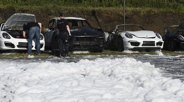 12 chiếc xe sang Porsche của một đại lý bị phóng hỏa đốt cháy - Ảnh 8.