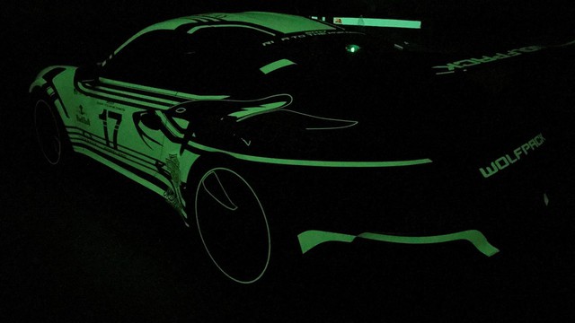 Choáng với bộ cánh ngoại thất phát sáng trong đêm của chiếc Porsche 911 GT3 RS - Ảnh 3.