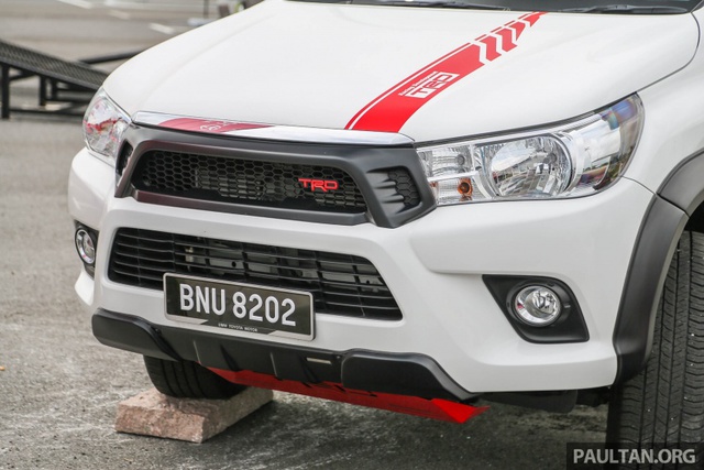 Xe bán tải Toyota Hilux thêm ấn tượng với gói phụ kiện TRD chính hãng - Ảnh 2.