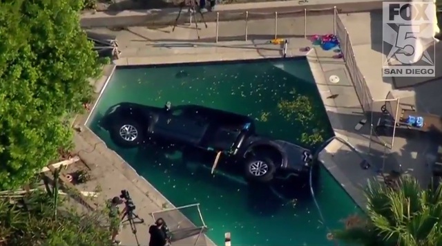 Xe bán tải cỡ lớn Ford F-150 Raptor 2017 chết đuối trong bể bơi - Ảnh 2.