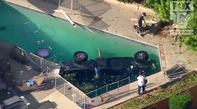 Xe bán tải cỡ lớn Ford F-150 Raptor 2017 chết đuối trong bể bơi - Ảnh 3.
