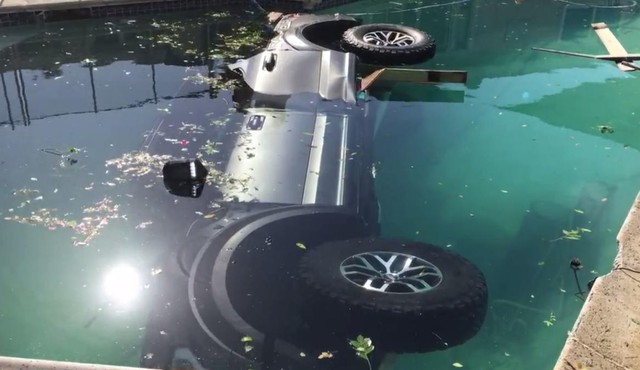 Xe bán tải cỡ lớn Ford F-150 Raptor 2017 chết đuối trong bể bơi - Ảnh 6.