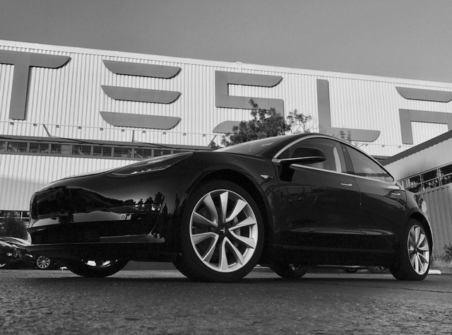 Cận cảnh chiếc xe hot Tesla Model 3 đầu tiên xuất xưởng  - Ảnh 1.
