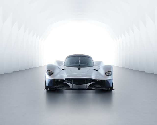 Phiên bản gần hoàn thiện của siêu phẩm Aston Martin Valkyrie lộ diện - Ảnh 4.