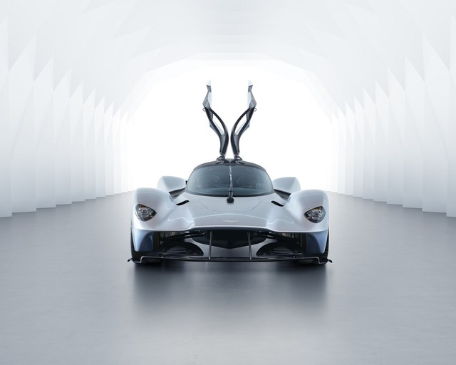 Phiên bản gần hoàn thiện của siêu phẩm Aston Martin Valkyrie lộ diện - Ảnh 6.