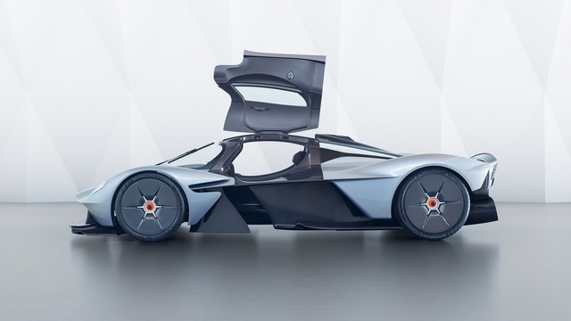 Phiên bản gần hoàn thiện của siêu phẩm Aston Martin Valkyrie lộ diện - Ảnh 2.