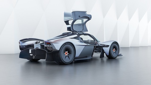 Phiên bản gần hoàn thiện của siêu phẩm Aston Martin Valkyrie lộ diện - Ảnh 9.